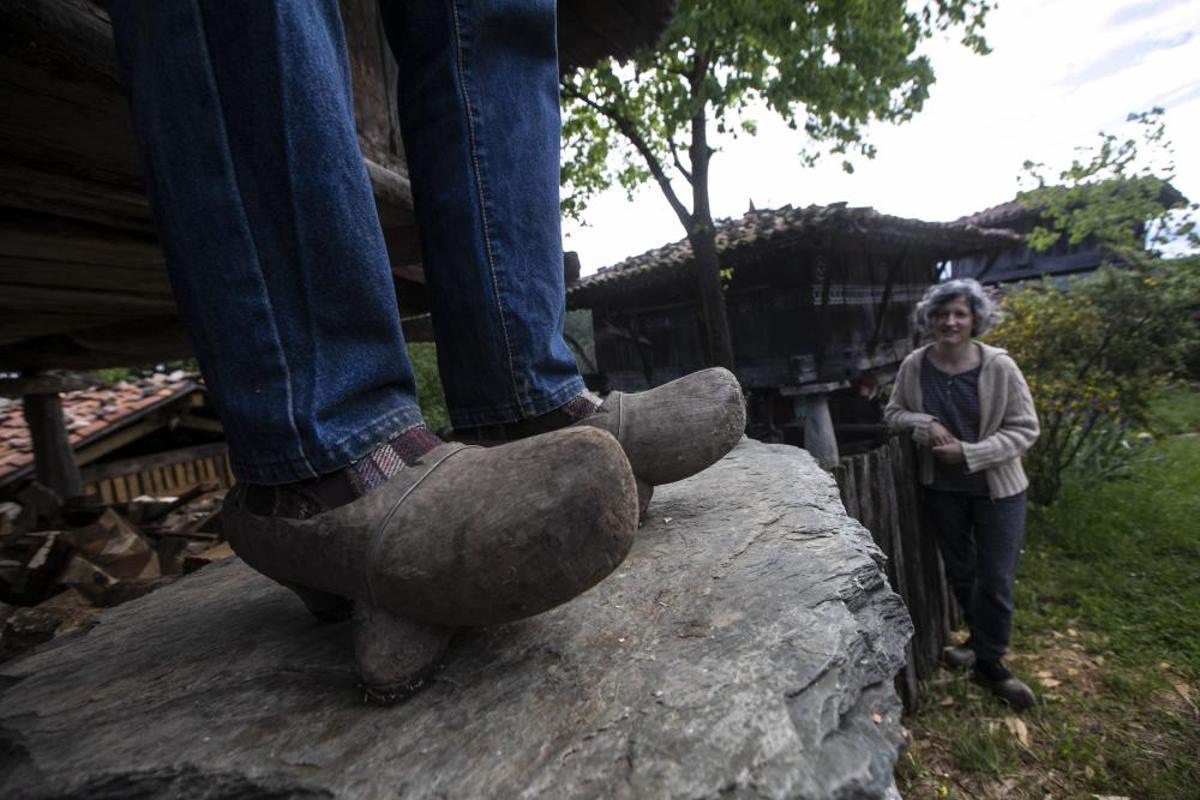 Xandru González y Paz González, con madreñas