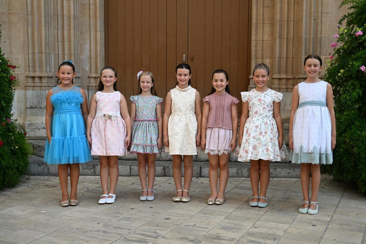 Nayra Luque junto a sus damas infantiles de la ciudad.