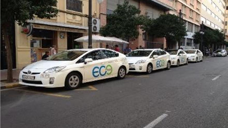 Vehículos rotulados ya con la marca Ecotaxi.