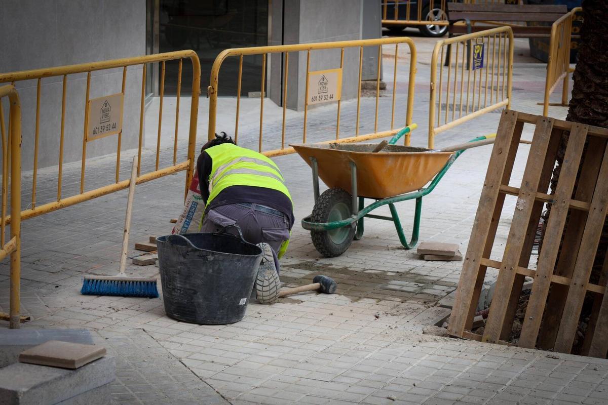 Torrent transforma antiguos espacios vallados con grava en nuevas zonas peatonales
