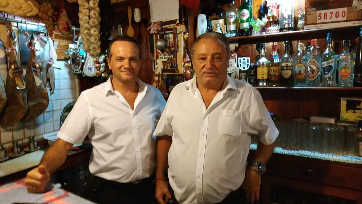 Camareros del bar pacense La Corchuela entregan a la policía a un ladrón que acaba de robar en el local