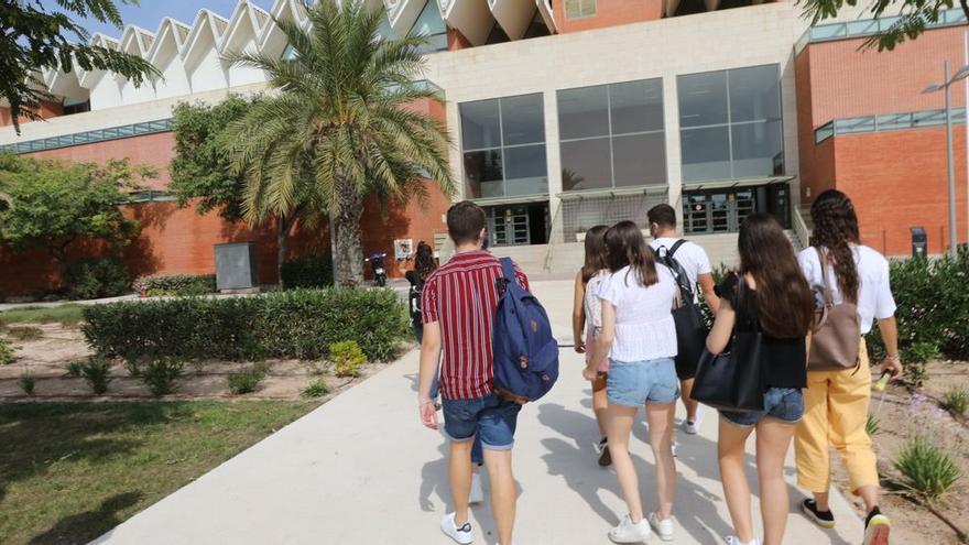 Alumnos entrando al campus de la UMH