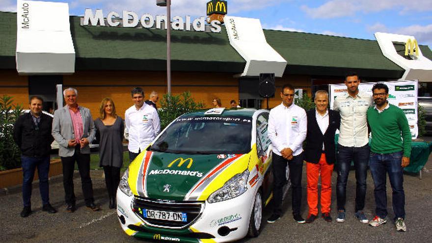 David Rivero y Néstor Santana, junto al Peugeot R2, acompañado de patrocinadores en la presentación en McDonald&#039;s de Telde.