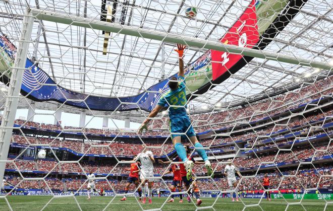 España hace vía blindado en defensa y rompiendo un récord de Iker Casillas