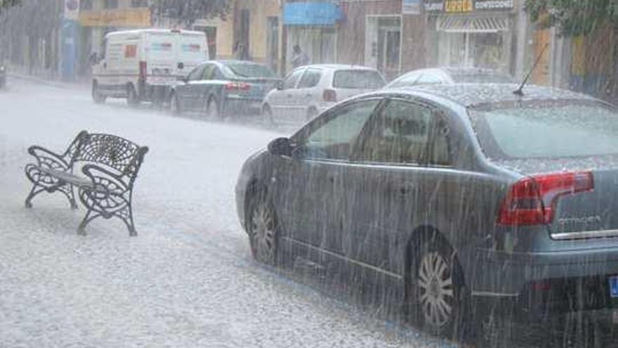 Imágenes de la intensa tormenta de granizo que ayer por la tarde cayó en el casco urbano de Villena para sorpresa de los vecinos.