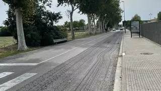 Asfalten diversos carrers de Castelló d'Empúries abans del Festival Terra de Trobadors