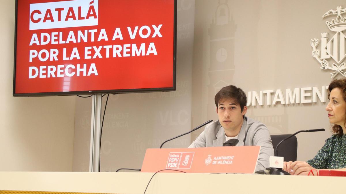Los socialistas Borja Sanjuán y Maite Ibáñez en rueda de prensa