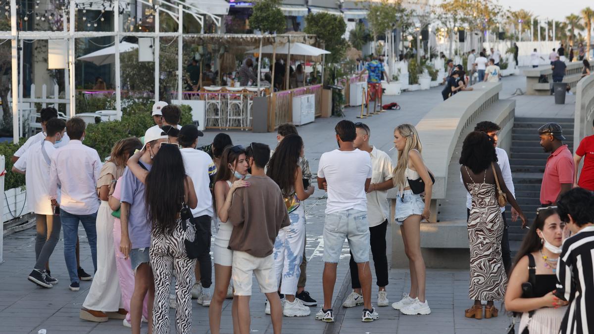 Un grupo de jóvenes, de ocio en València