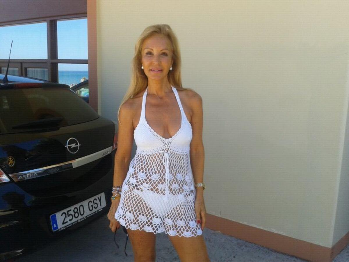 Carmen Lomana preparada para ir a la playa, en Llanes, en un verano de hace años.