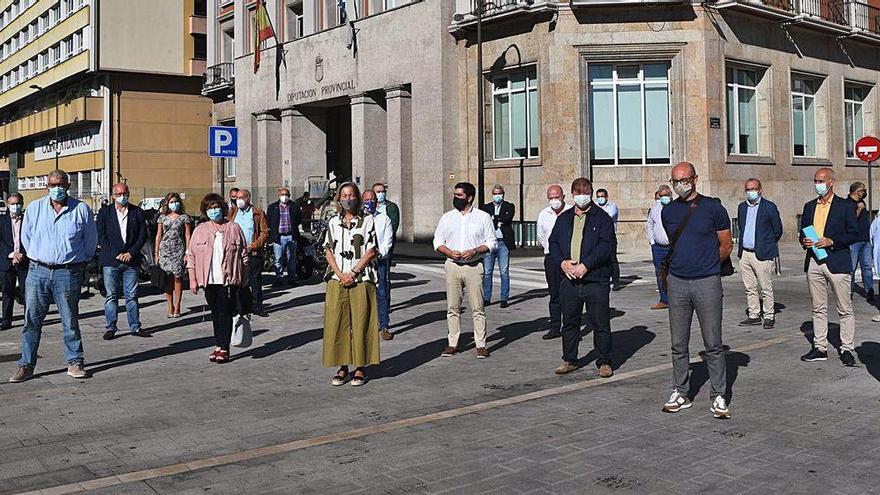 Concentración de diputados y alcaldes del PP, ayer, frente a la Diputación.