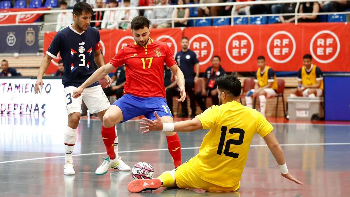 España venció a Paraguay por 2-1