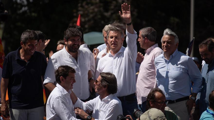 Mazón, en una esquina del escenario, tras la manifestación de este domingo en Madrid contra el Gobierno.