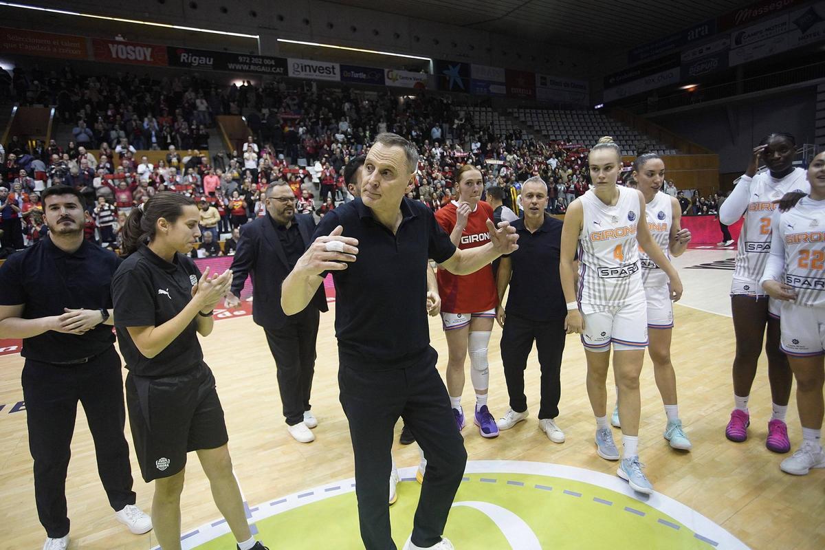 Roberto Íñiguez, al mig del pavelló de Fontajau.