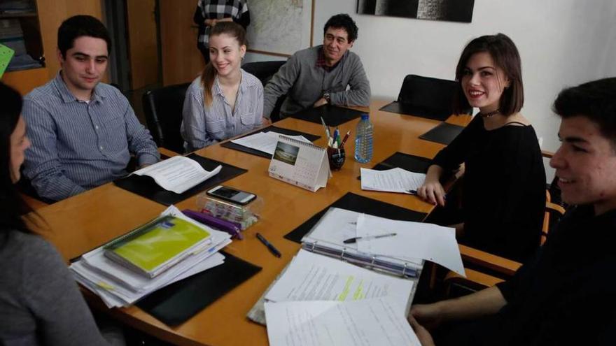 A la izquierda, Yasmina Triguero, con los alumnos y el profesor.