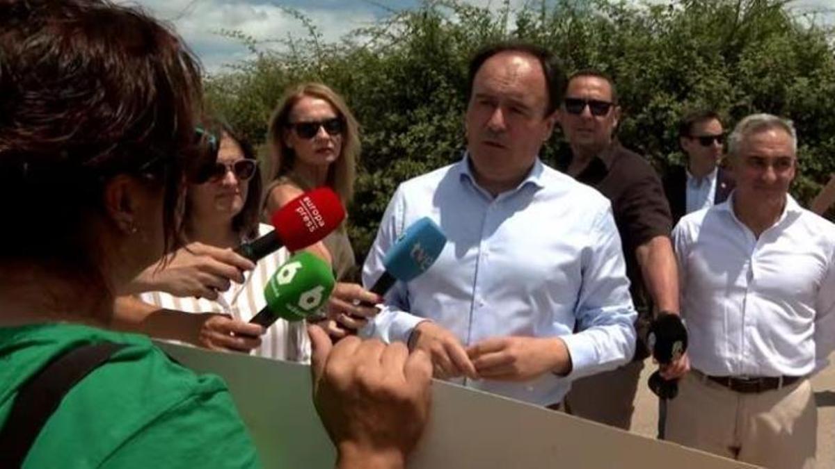 Pérez Llorca dialoga con algunos profesores en Carlet