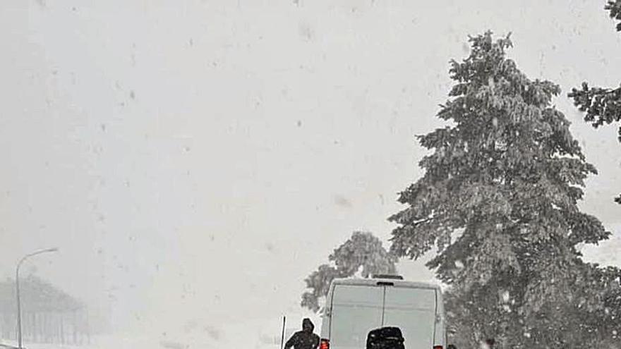 Auxilio a varios conductores atrapados por la nieve. |   // G. C.