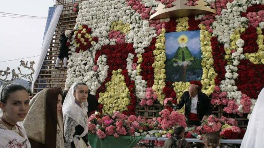 Homenaje floral a la Lledonera