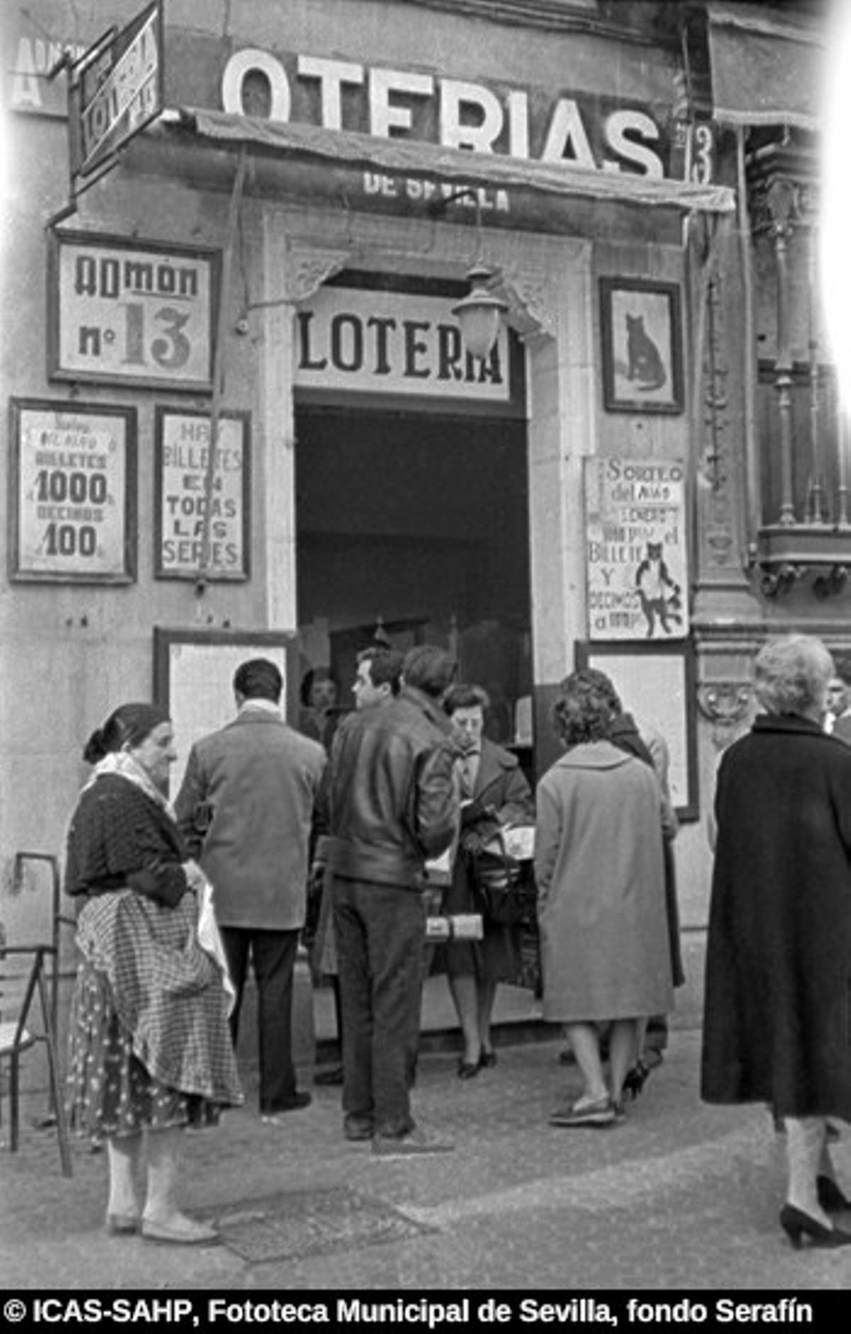 Venta de Lotería de Navidad y del Niño en la administración número 13 de Sevilla, El Gato Negro. 1960-1965