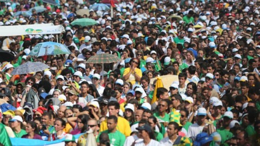 El Papa se despide de los jóvenes en una multitudinaria misa