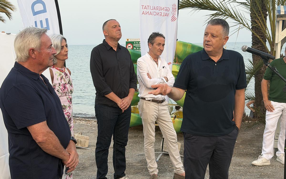 Damià Díaz explica las características de su cartel anunciador del 40º Castell de l'Olla.