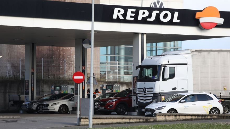 Los descuentos en la gasolina generan las primeras colas en las gasolineras asturianas