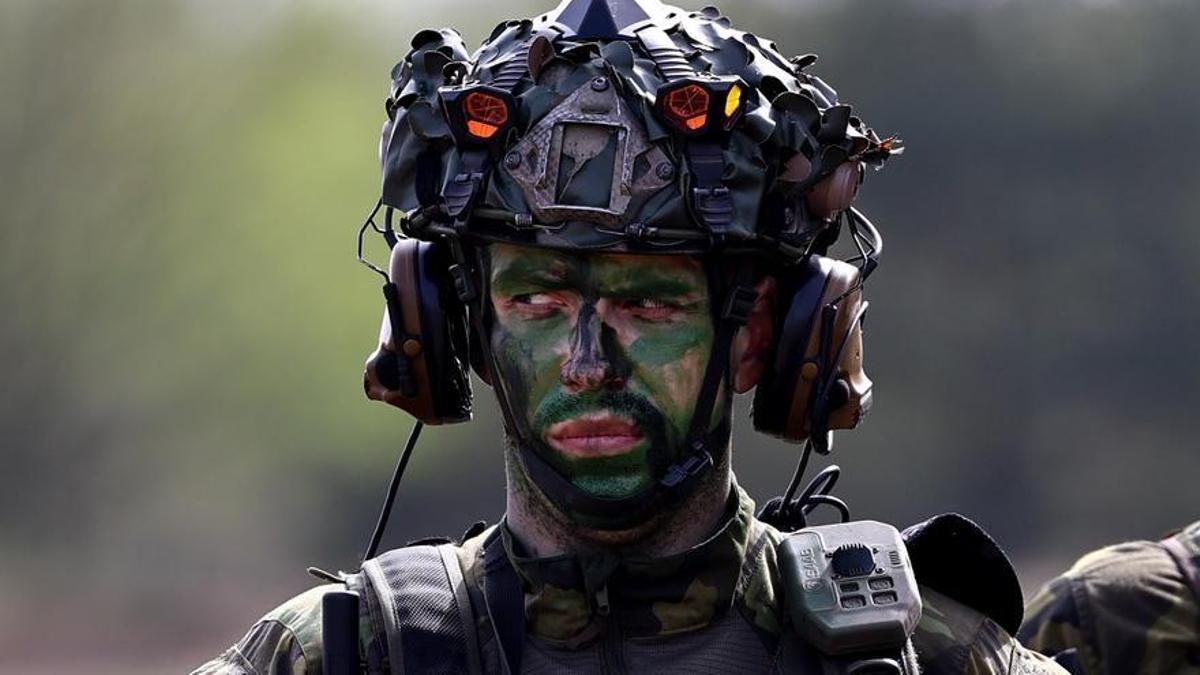 Gardelegen (Alemania), 08/04/2024.- Un soldado checo de la 41 división mecanizada, durante un ejercicio de la OTAN.