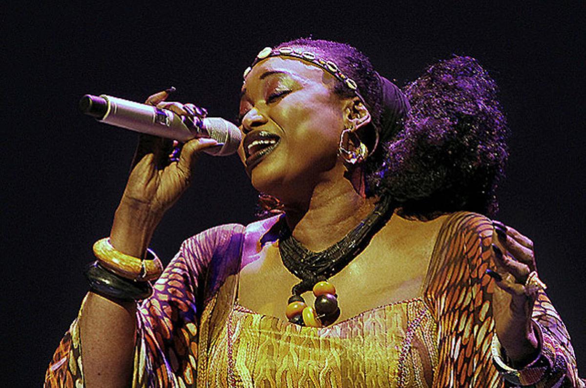 La cantant de Mali Oumu Sangaré, durant la seva actuació al Festival La Mar de Músicas, celebrat a Cartagena.