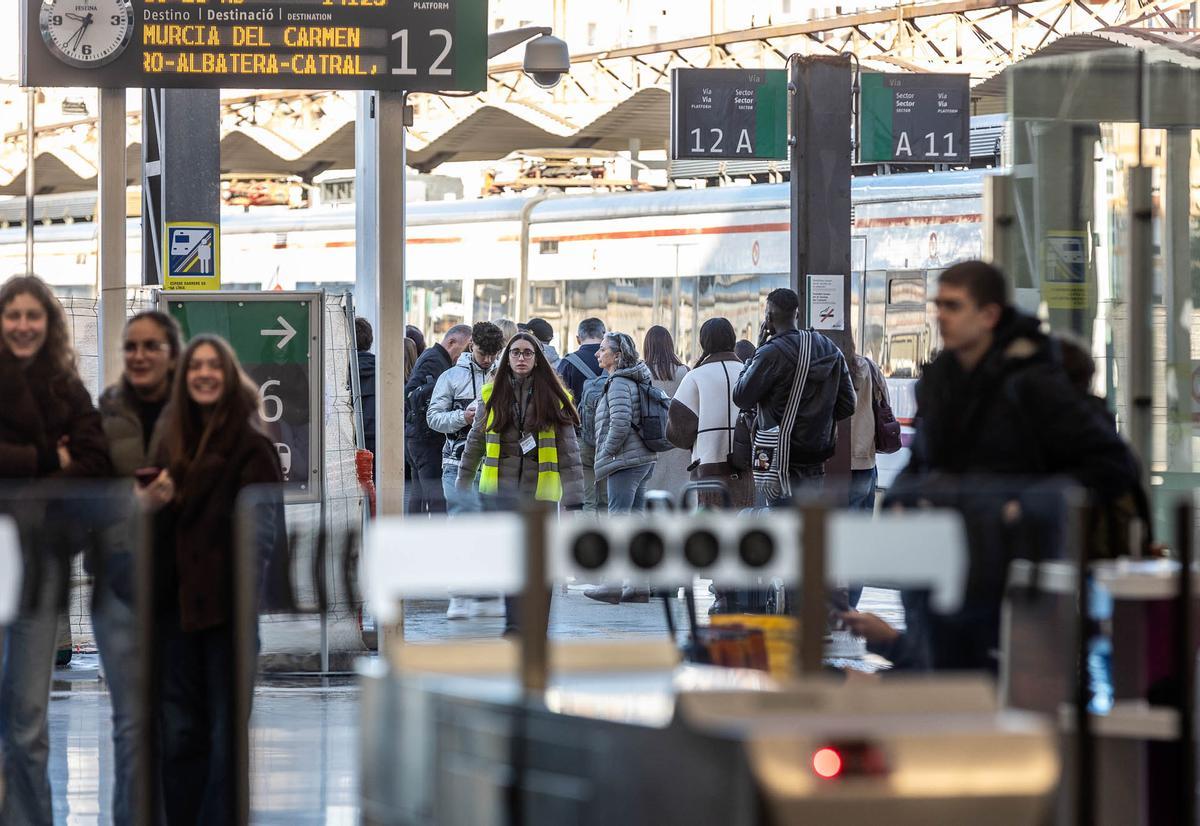 La huelga de maquinistas provoca los primeros retrasos en Alicante