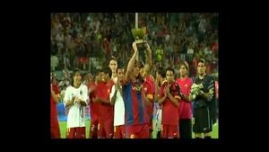 El Camp Nou homenatja Ronaldinho al seu retorn com a jugador del Milan.