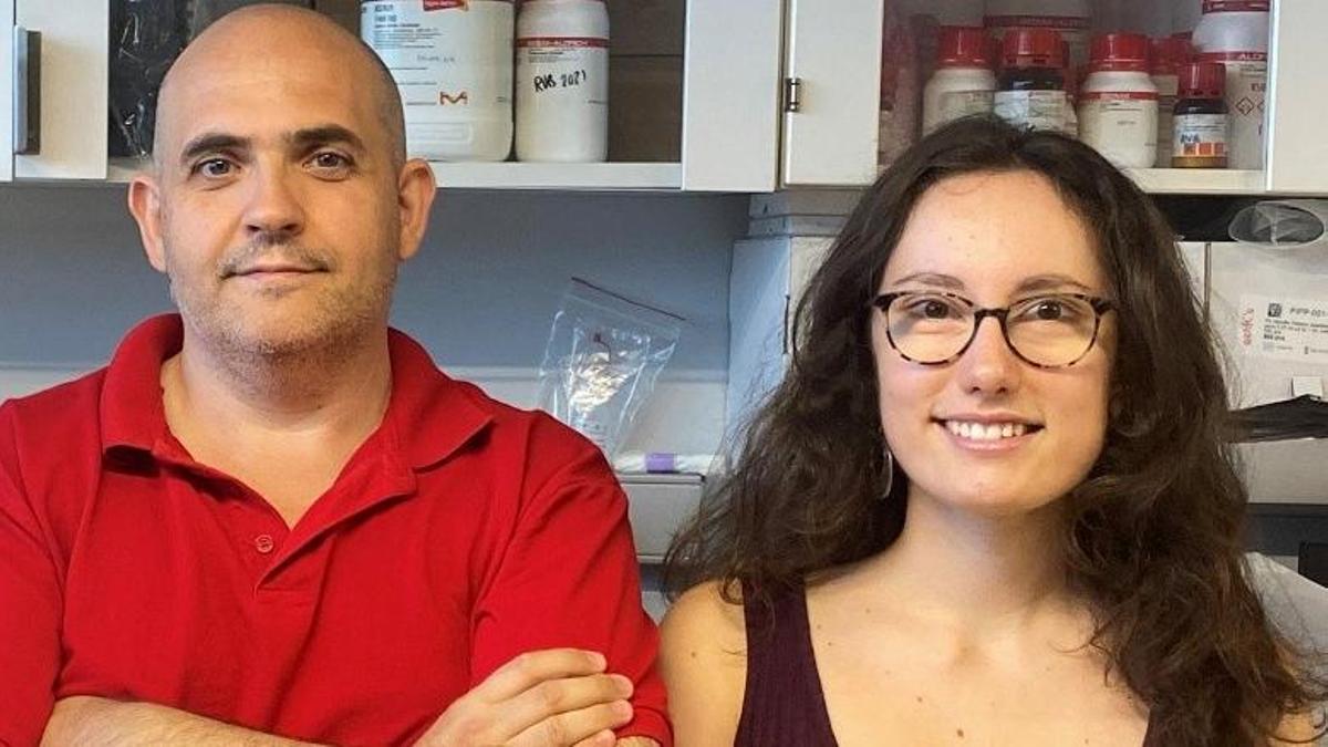 Ricardo Villa-Bellosta y Alicia Flores-Roco, investigadores del grupo Metabolic Homeostasis and Vascular Calcification del IDIS y del CiMUS.