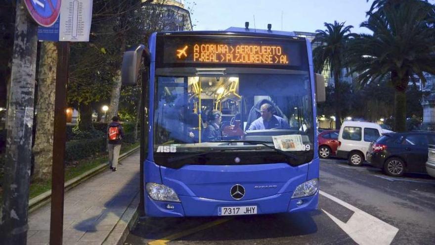 Un bus con destino al aeropuerto, en la cabecera de Entrejardines.