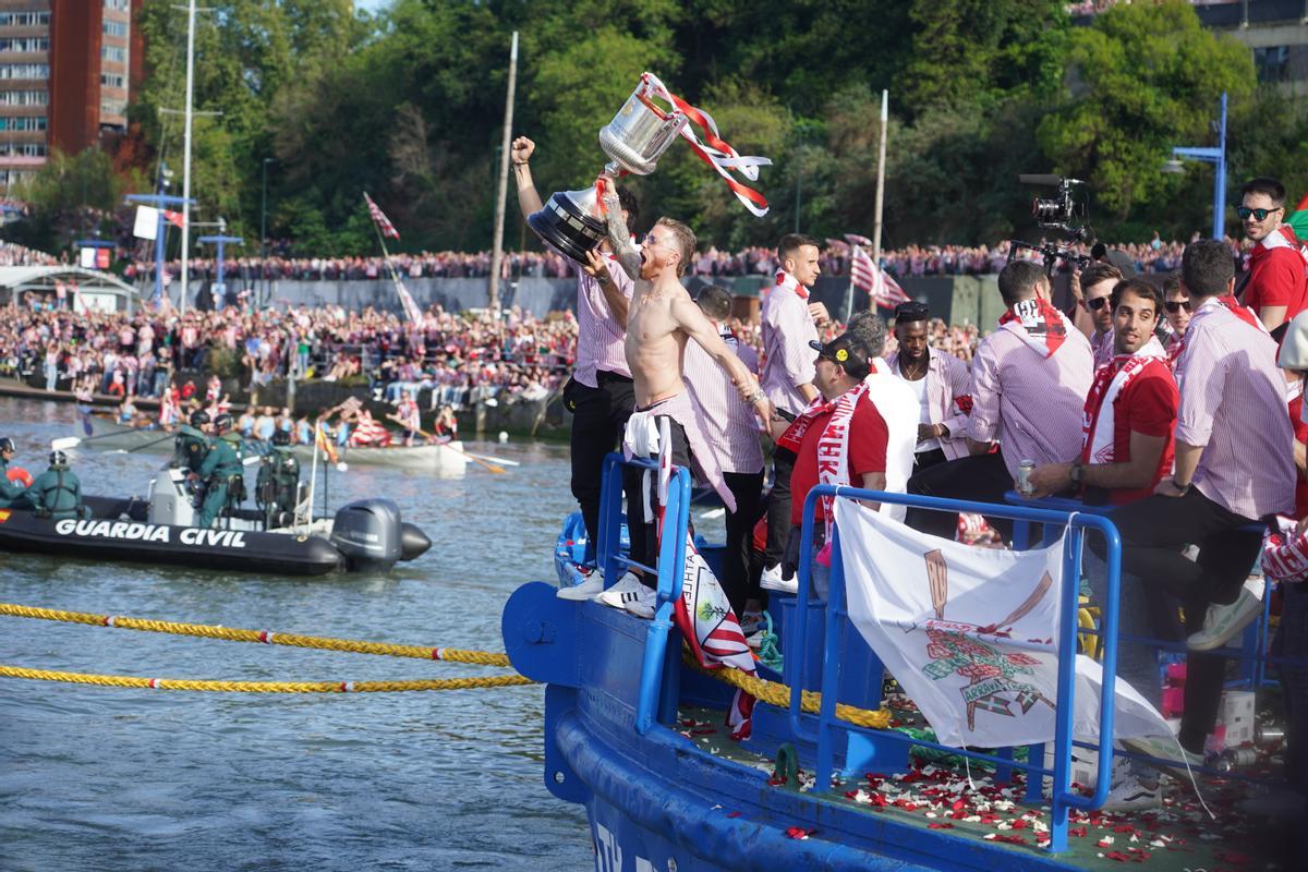 La Gabarra, en la que se encuentran los jugadores del Athletic Club de Bilbao, sube por la Ría del Nervión.