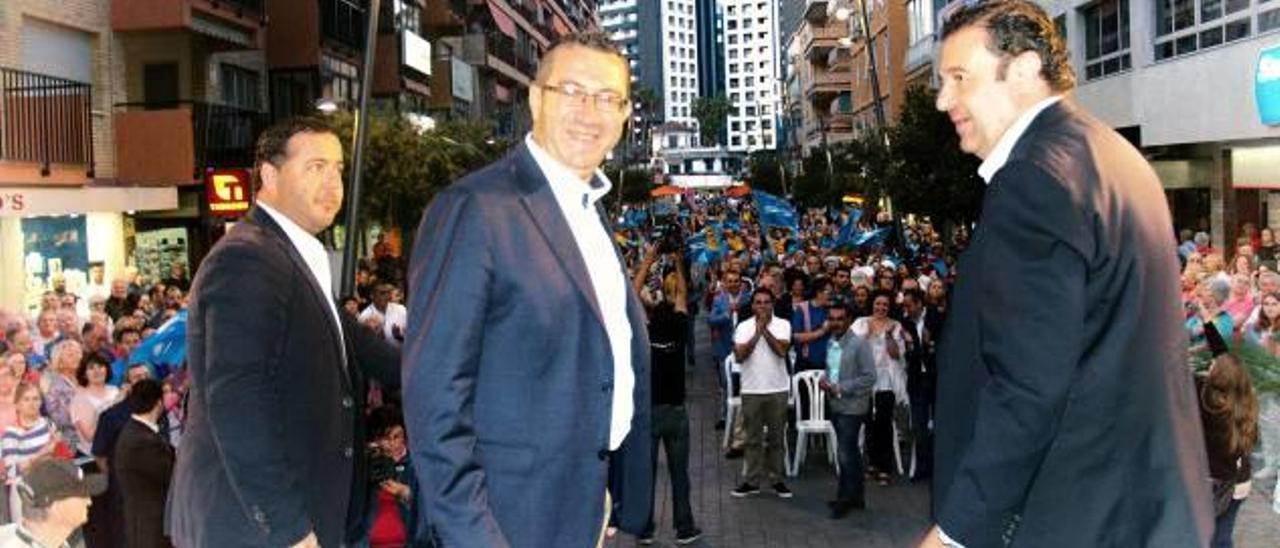 Almodóbar, Pérez y Camps, sobre el escenario, al inicio del mítin de cierre de campaña.