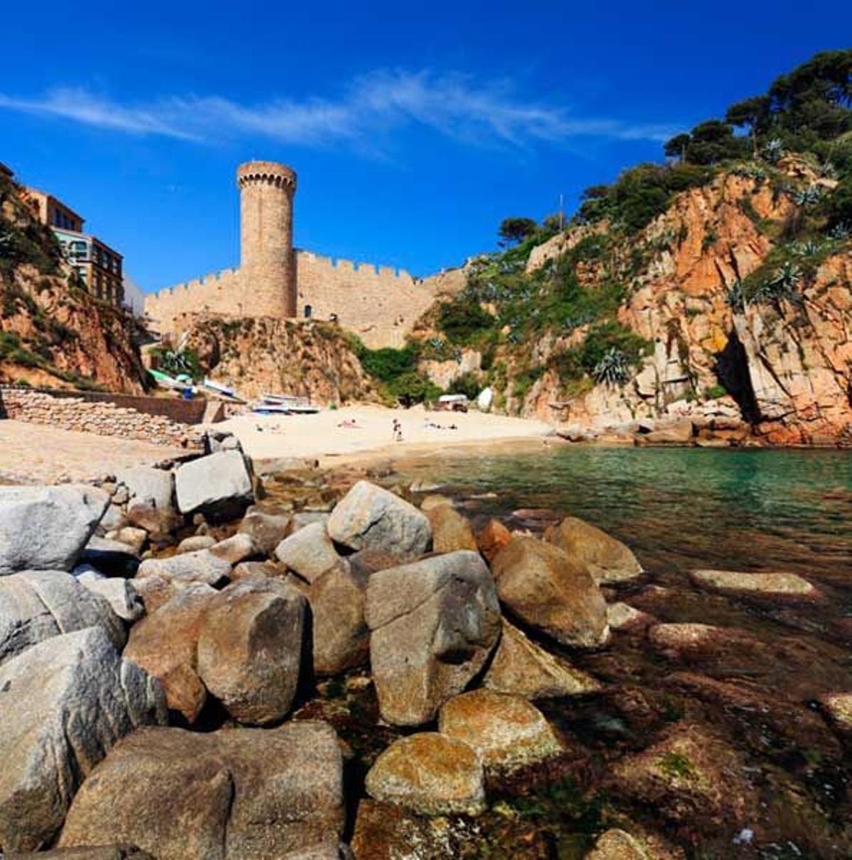 Playa Es Codolar con el castillo al fondo, en Tossa de Mar.