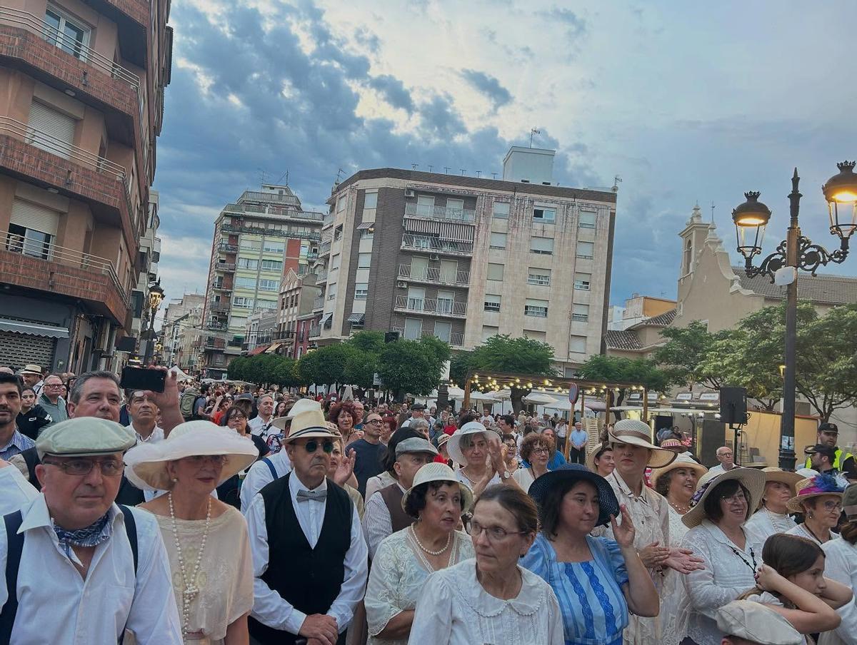 Los vecinos, ataviados con idumentaria de época, se implican activamente en las celebraciones.