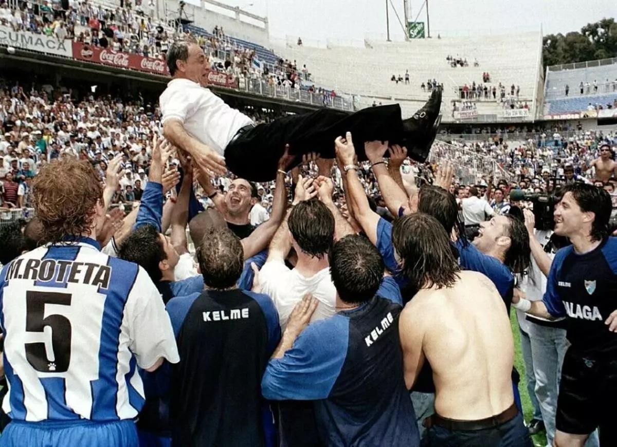 Joaquín Peiró, manteado por sus jugadores.