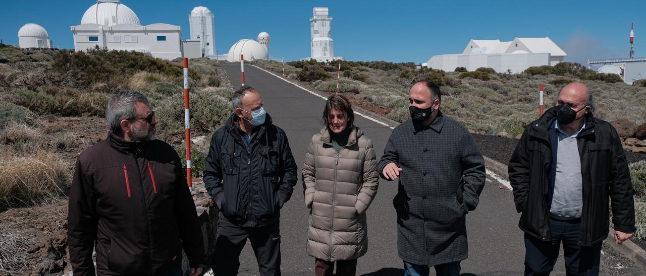 El consejero de Transición Ecológica (2d) junto a responsables del IAC en su visita al Observatorio del Teide.