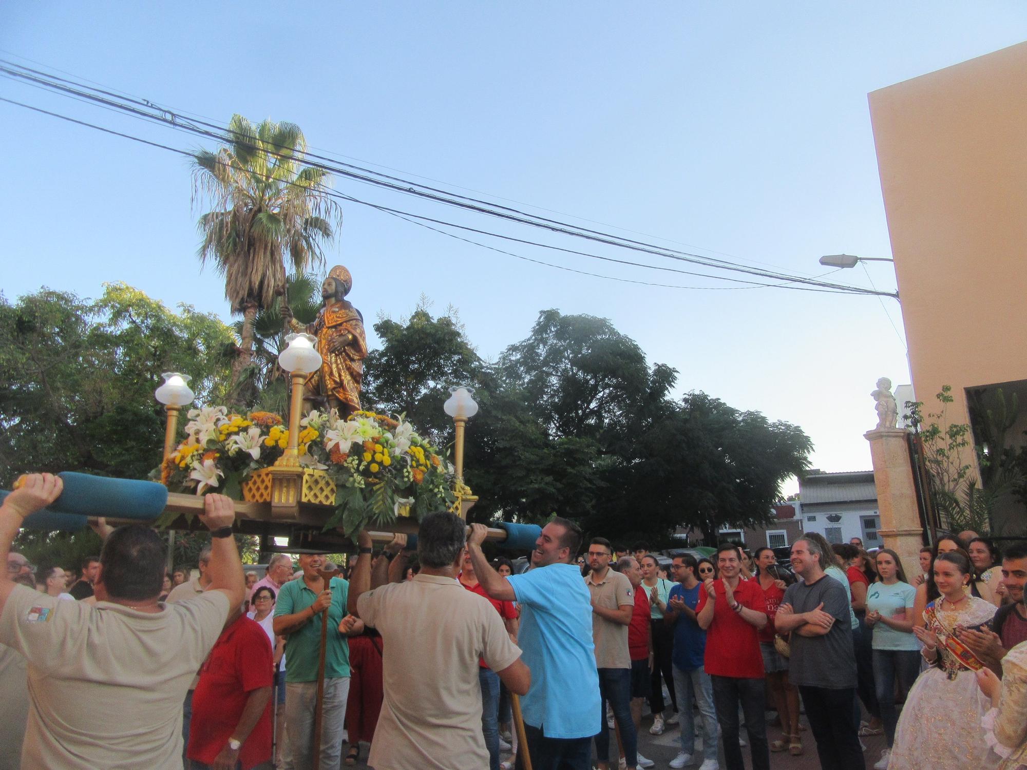 Sant Roc sale de la parroquia de la Natividad.