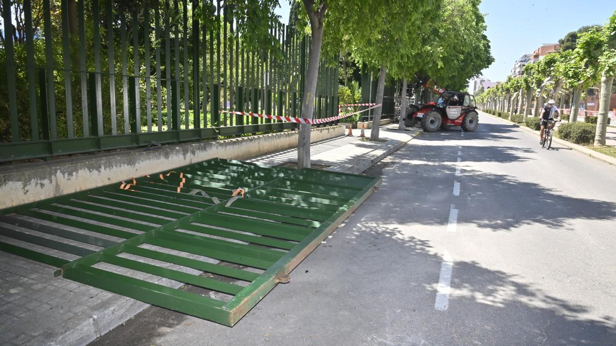 Los operarios han comenzado a retirar la valla del parque Rafalafena que recae sobre la avenida de Lledó este lunes.