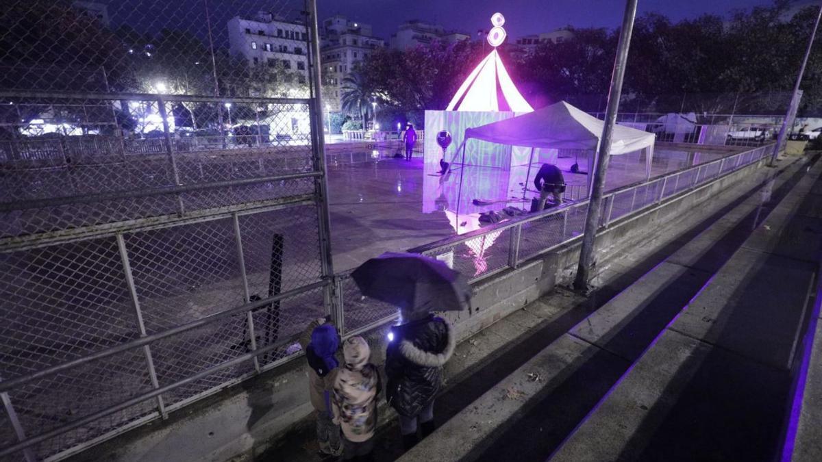 Las actividades de ayer, como ésta en la Plaza de los Patines, suspendidas por las lluvias. | MANU MIELNIEZUK