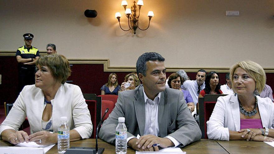 PSOE. Rafael Duarte acudió ayer a los juzgados. En la imagen, en el pleno junto a dos ediles.