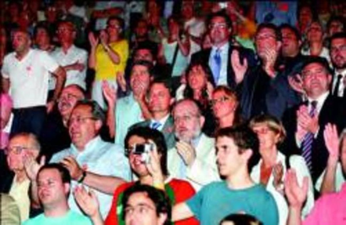 Els nacionalistes Mas i Colom, al centre, envoltats pels republicans Barrera, Carod i Puigcercós, i els també nacionalistes Homs i Madí, entre altres assistents, ahir, a l’acte del Teatre Nacional.