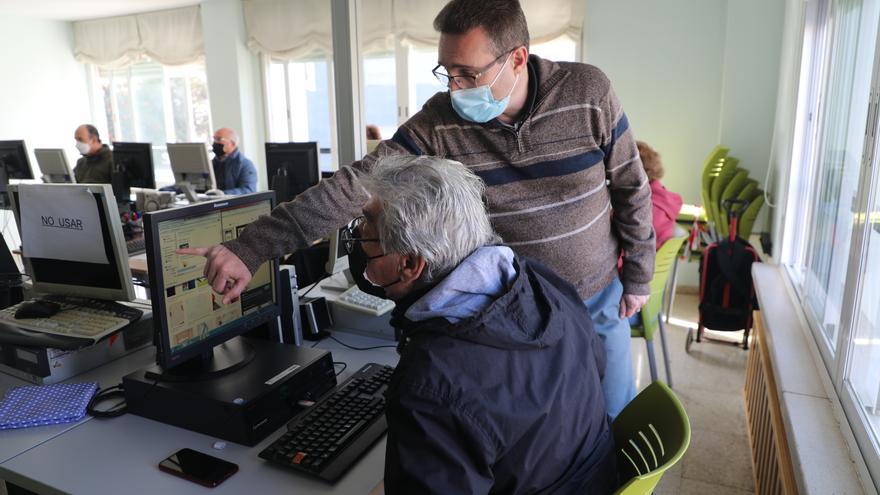 La batalla de los mayores contra la brecha digital