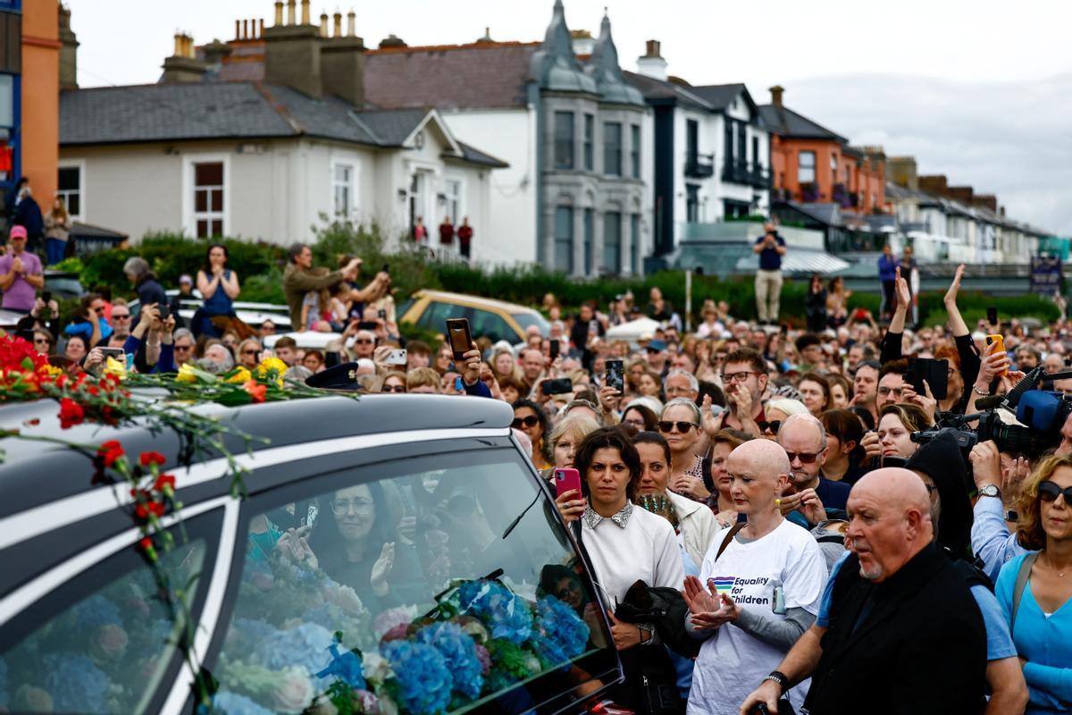 Fans de la cantante irlandesa Sinead OConnor dan su último adiós en las afueras de su antigua casa