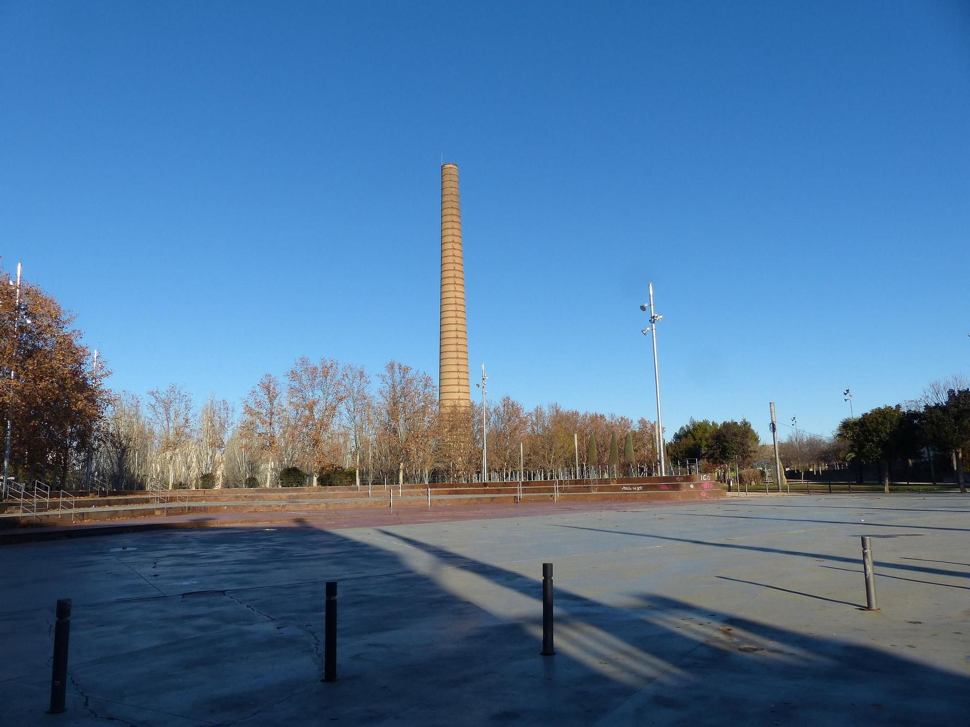 El parque de la azucarera destaca por su gran chimenea industrial.