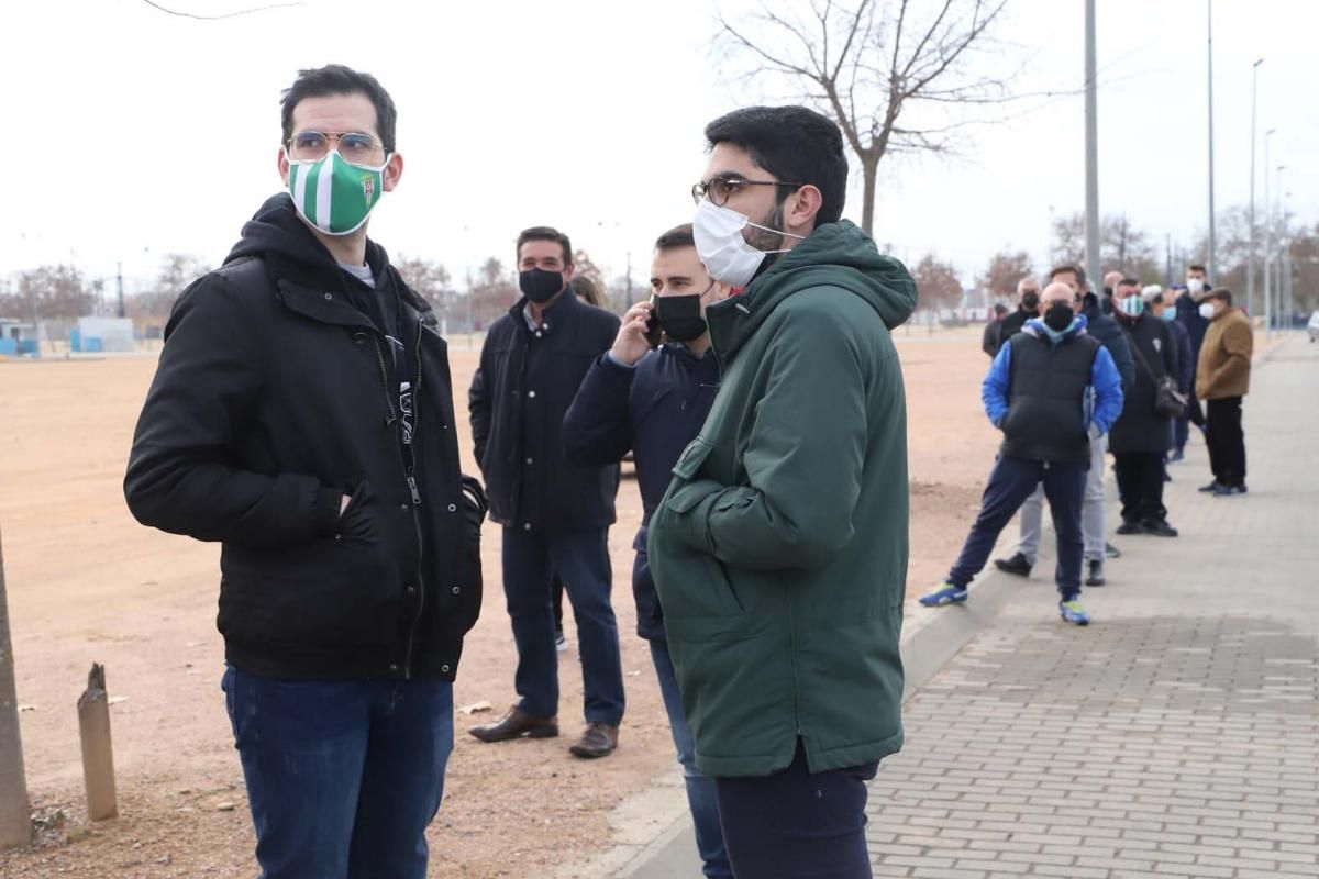 Colas en el estadio de El Arcángel para retirar las entradas del Córdoba CF-Getafe