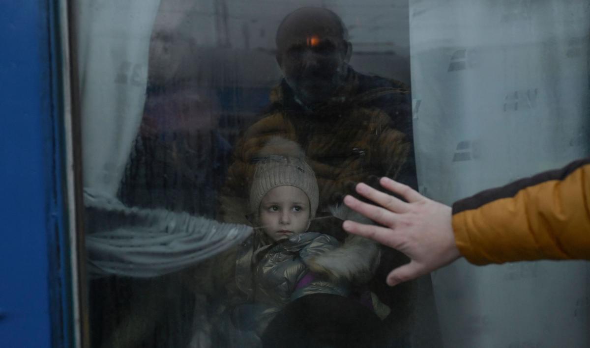 Un padre despidiéndose de su hija durante la evacuación de Odessa