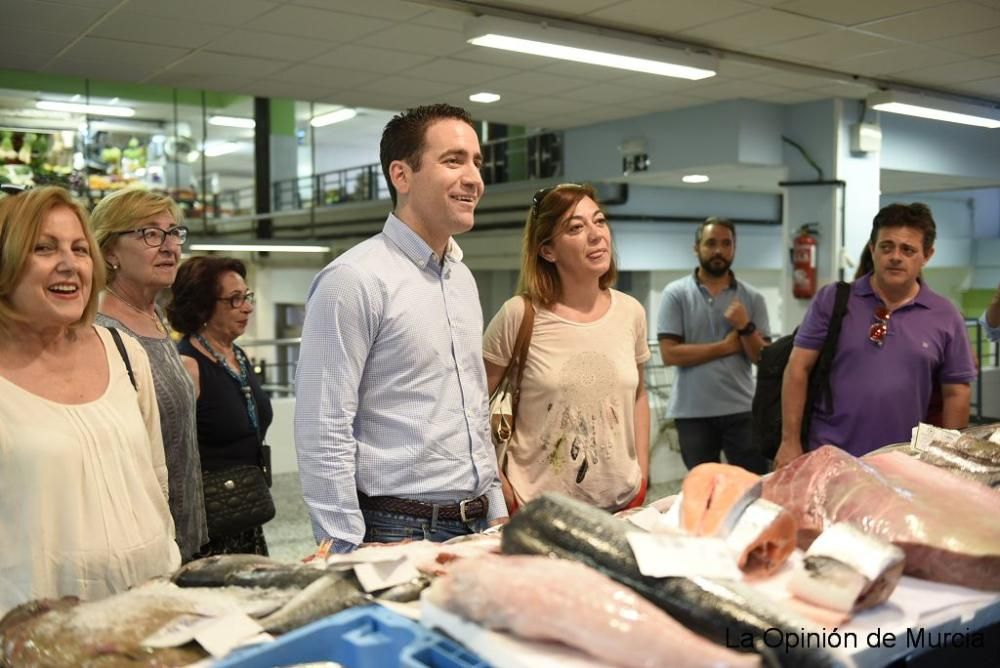 Teodoro García pidiendo el voto en el mercado Saav