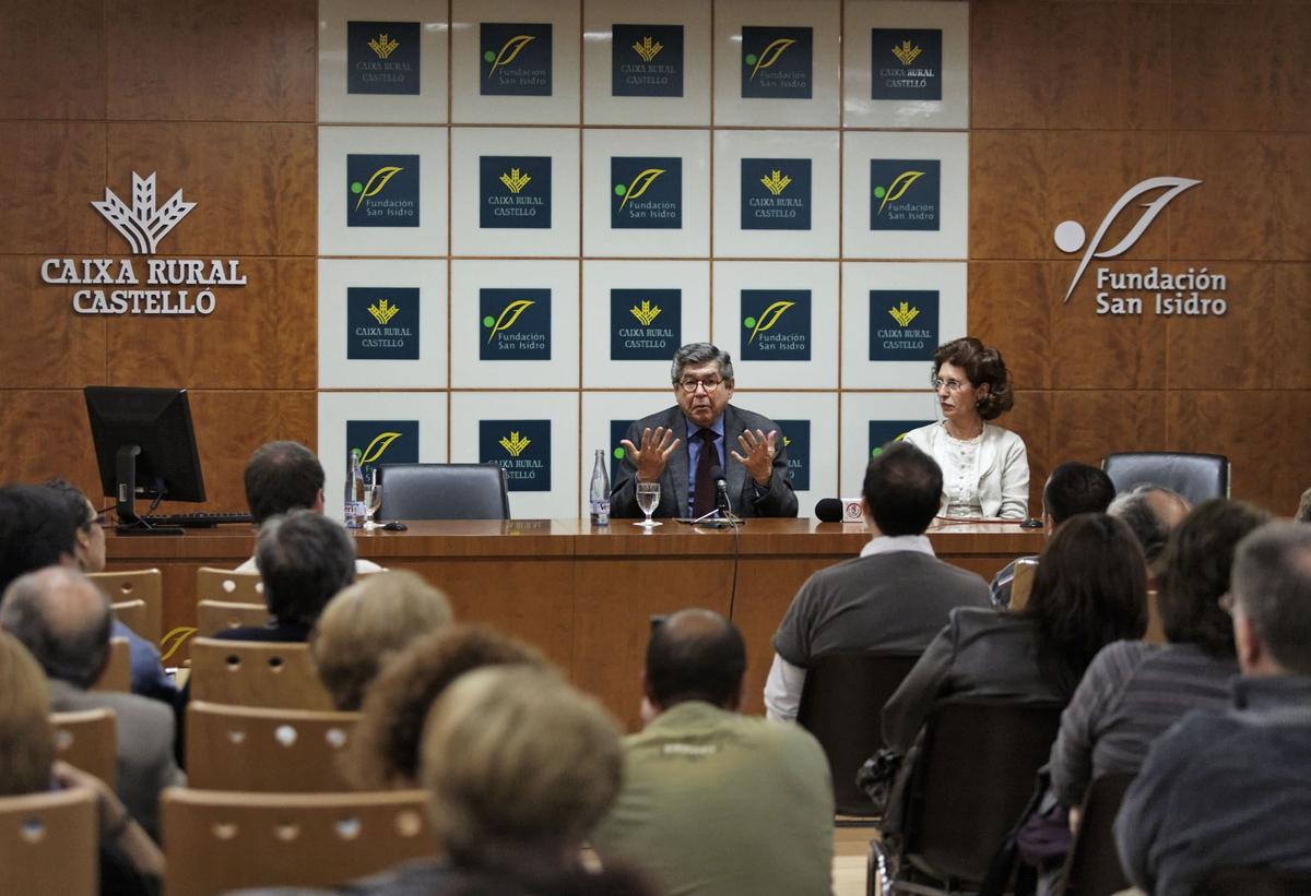 Conferencia del escritor peruano Alfredo Bryce Echenique en Castelló en noviembre de 2009.