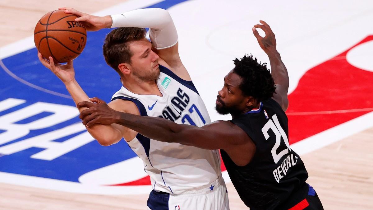 Patrick Beverley, ante Luka Doncic en un partido de la NBA